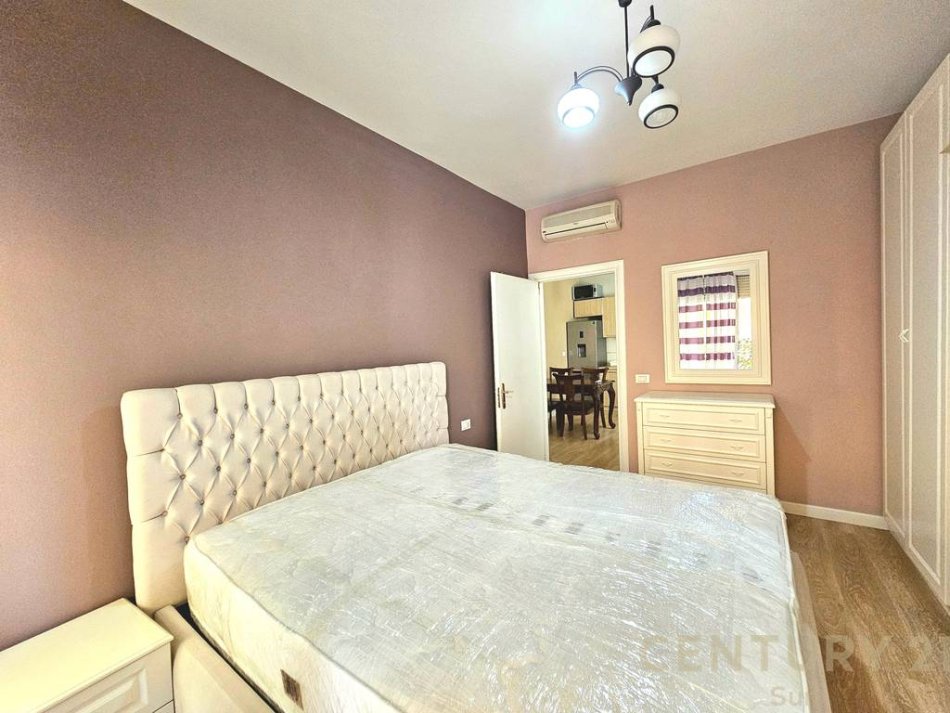 Tirane, jepet me qera apartament 1+1 + garazh Kati 3, 75 m² 600 € (Rruga Eduard Mano, Kopshti Zoologjik)
