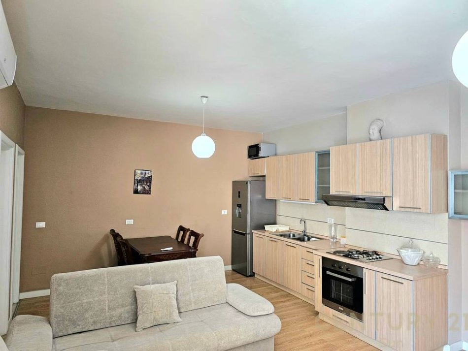 Tirane, jepet me qera apartament 1+1 + garazh Kati 3, 75 m² 600 € (Rruga Eduard Mano, Kopshti Zoologjik)