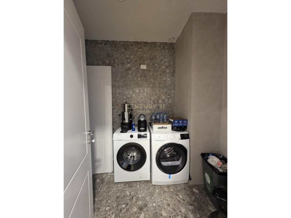 Tirane, shitet ambjent biznesi Kati 2, 127 m² 45.000 €