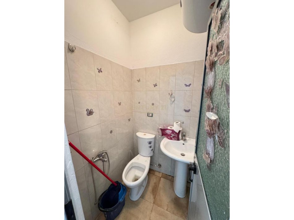 Tirane, shitet dyqan , 40 m² 52.000 € 