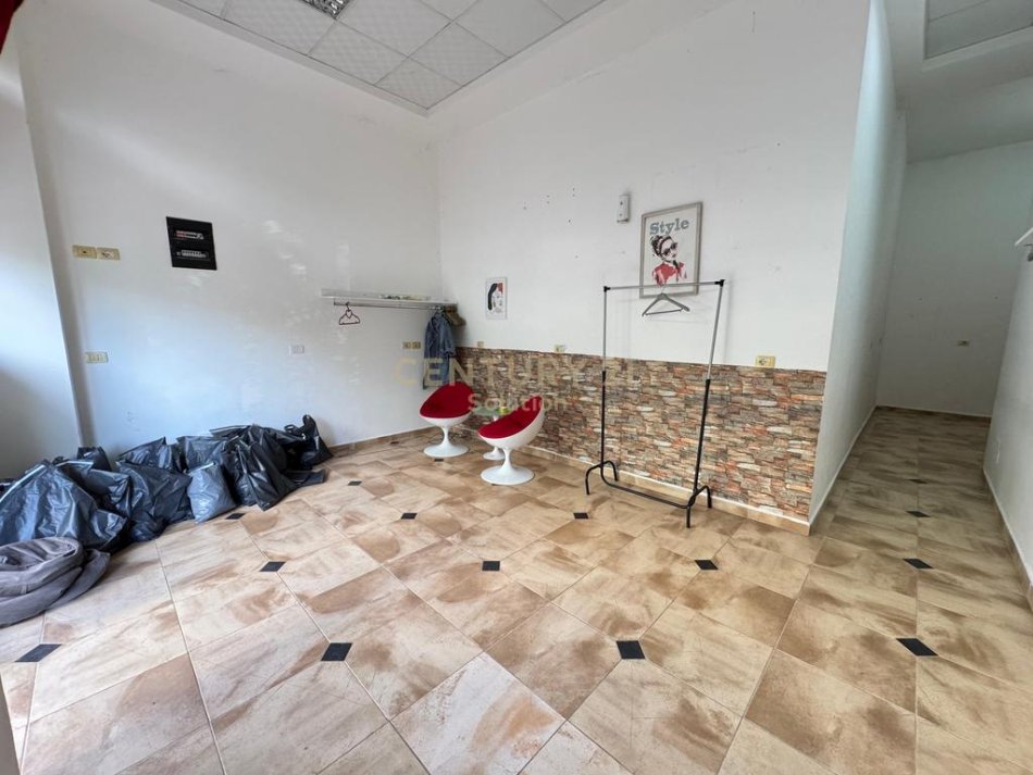 Tirane, shitet dyqan , 40 m² 52.000 € 