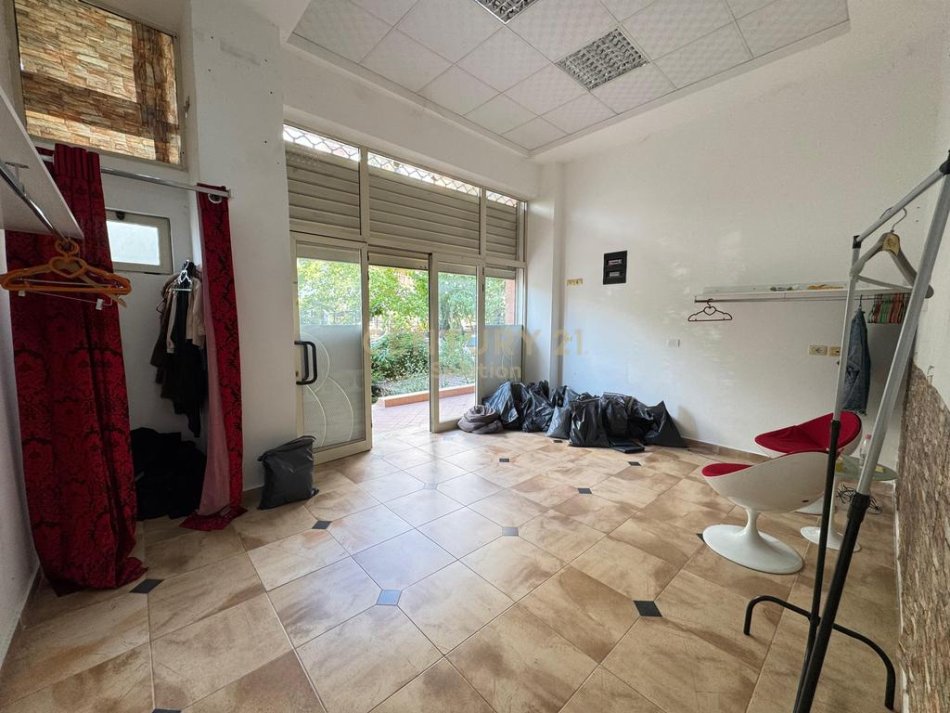 Tirane, shitet dyqan , 40 m² 52.000 € 