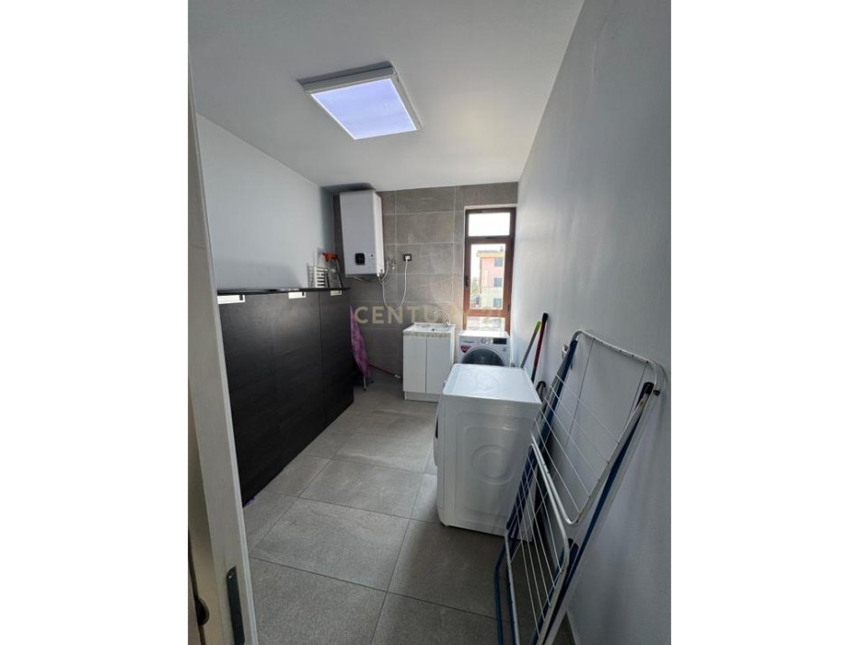 Tirane, jepet me qera apartament 2+1+2 me 3 poste parkimi , 115 m² , 1400 Euro(Kopshti Zoologjik)