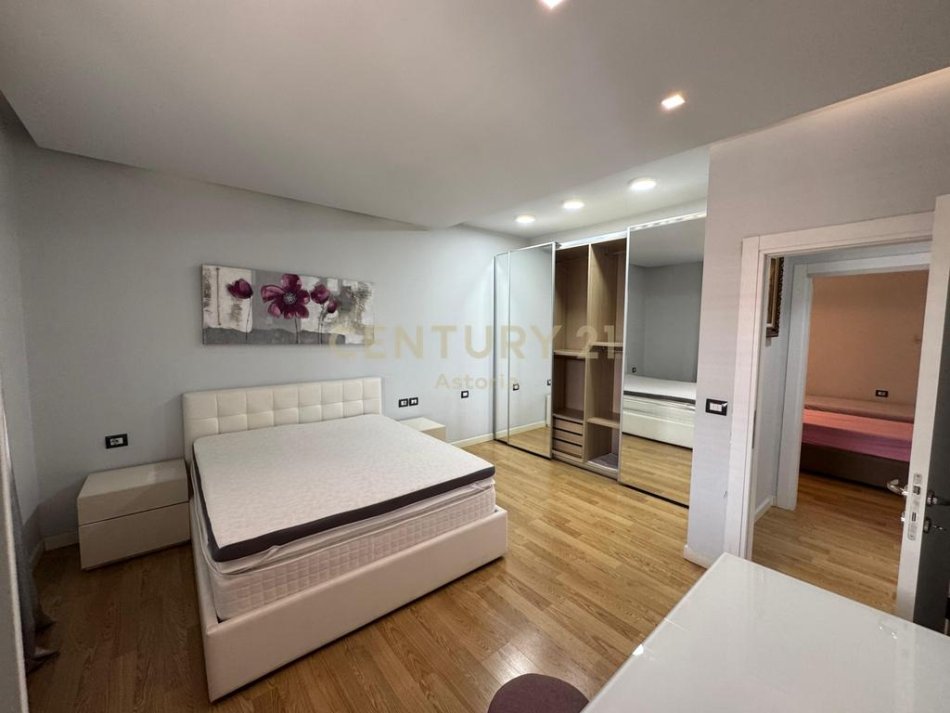 Tirane, jepet me qera apartament 2+1+2 me 3 poste parkimi , 115 m² , 1400 Euro(Kopshti Zoologjik)