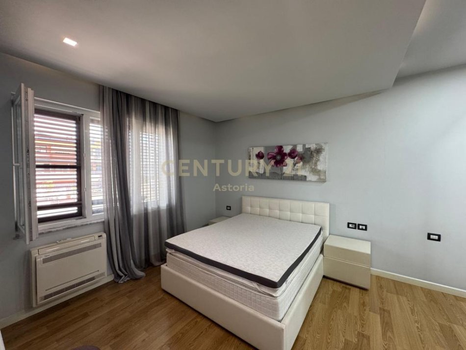Tirane, jepet me qera apartament 2+1+2 me 3 poste parkimi , 115 m² , 1400 Euro(Kopshti Zoologjik)