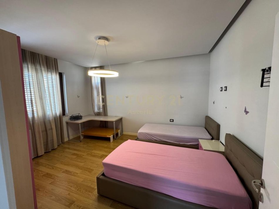 Tirane, jepet me qera apartament 2+1+2 me 3 poste parkimi , 115 m² , 1400 Euro(Kopshti Zoologjik)