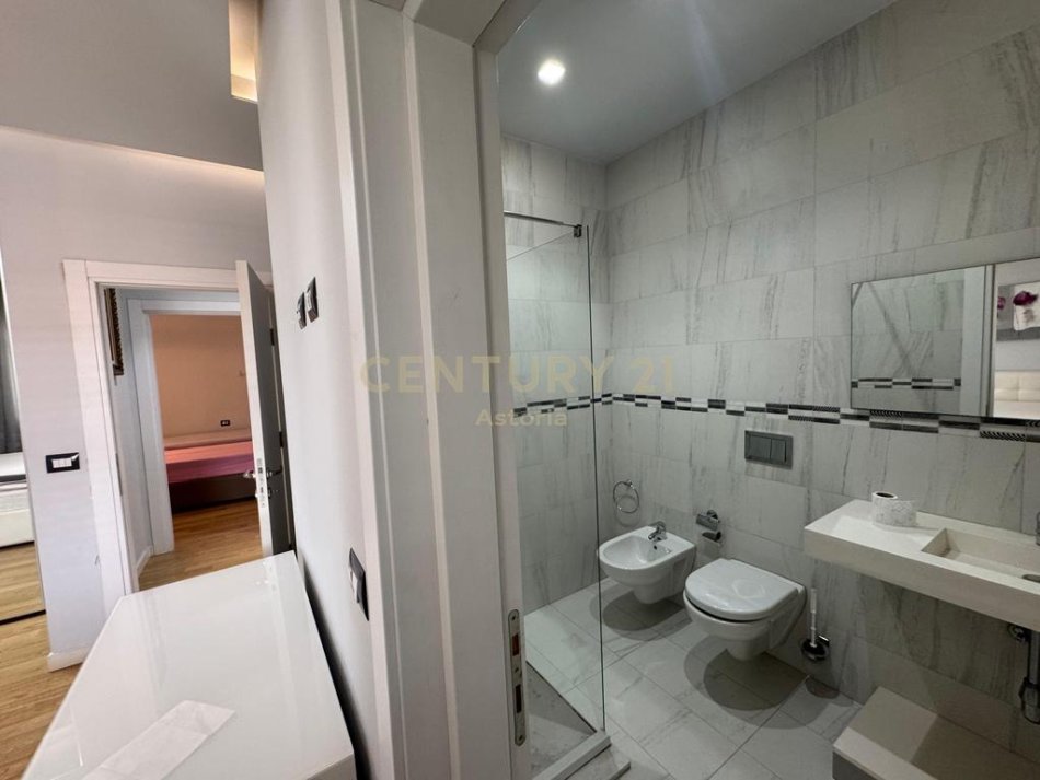 Tirane, jepet me qera apartament 2+1+2 me 3 poste parkimi , 115 m² , 1400 Euro(Kopshti Zoologjik)