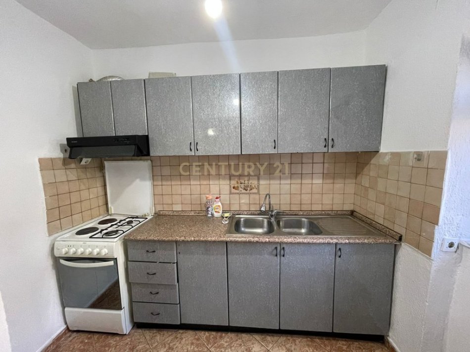 Tirane, jepet me qera apartament 2+1 Kati 1, 80 m² 450 € (Brryli)