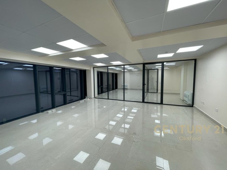Tirane, jepet me qera zyre +2 poste parkimi  Kati 3, 150 m² 2.200 € (rruga e Elbasanit)