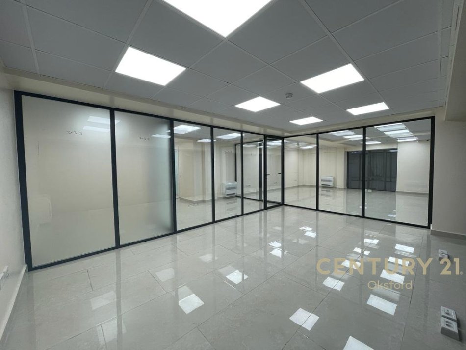 Tirane, jepet me qera zyre +2 poste parkimi  Kati 3, 150 m² 2.200 € (rruga e Elbasanit)