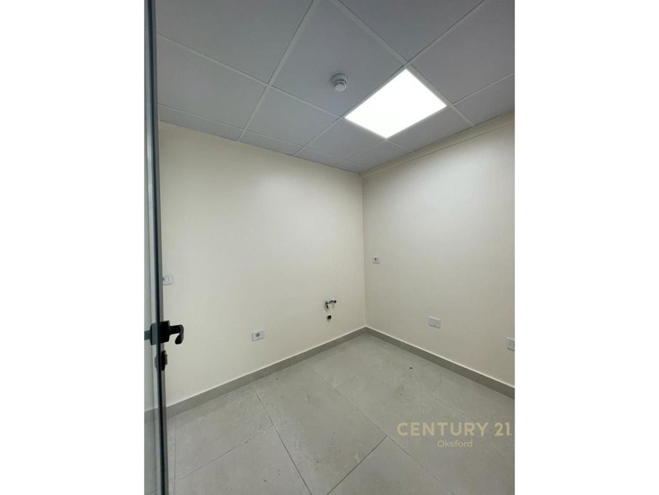 Tirane, jepet me qera zyre +2 poste parkimi  Kati 3, 150 m² 2.200 € (rruga e Elbasanit)