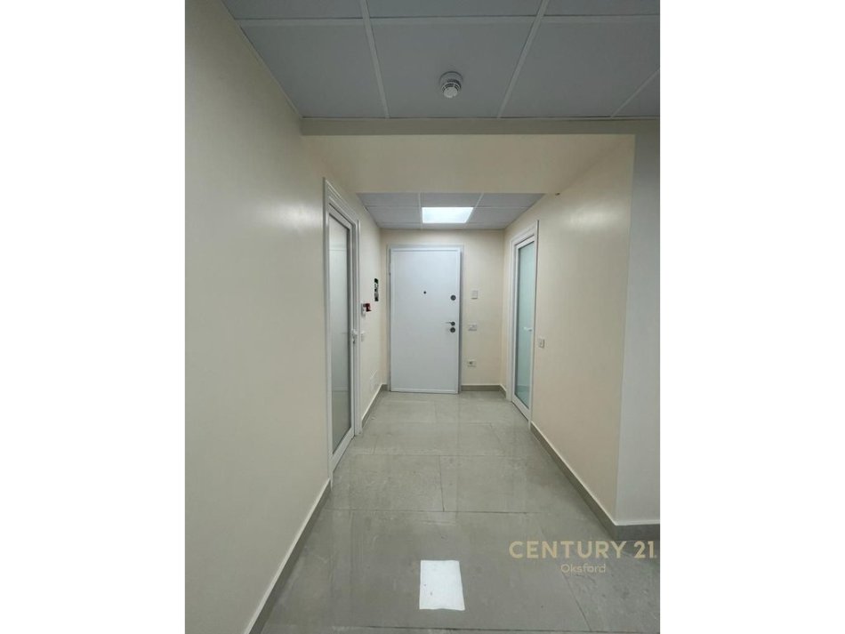 Tirane, jepet me qera zyre +2 poste parkimi  Kati 3, 150 m² 2.200 € (rruga e Elbasanit)