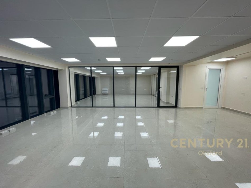 Tirane, jepet me qera zyre +2 poste parkimi  Kati 3, 150 m² 2.200 € (rruga e Elbasanit)