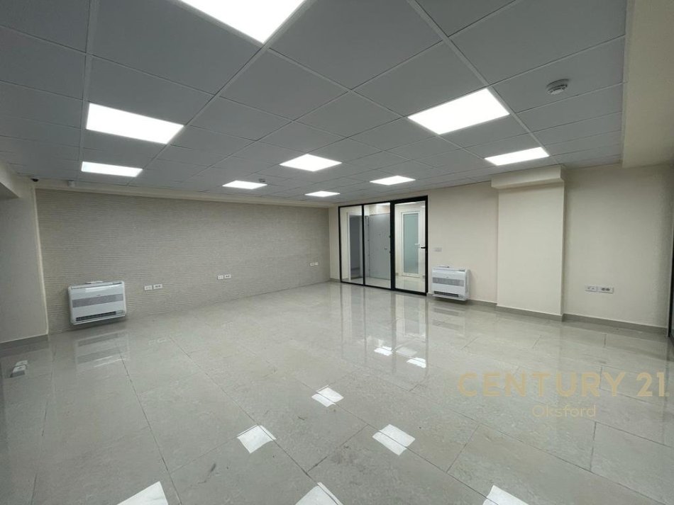 Tirane, jepet me qera zyre +2 poste parkimi  Kati 3, 150 m² 2.200 € (rruga e Elbasanit)