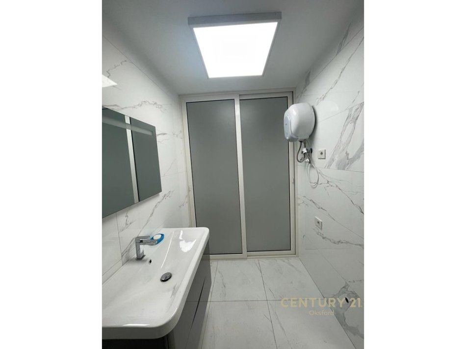Tirane, jepet me qera zyre +2 poste parkimi  Kati 3, 150 m² 2.200 € (rruga e Elbasanit)