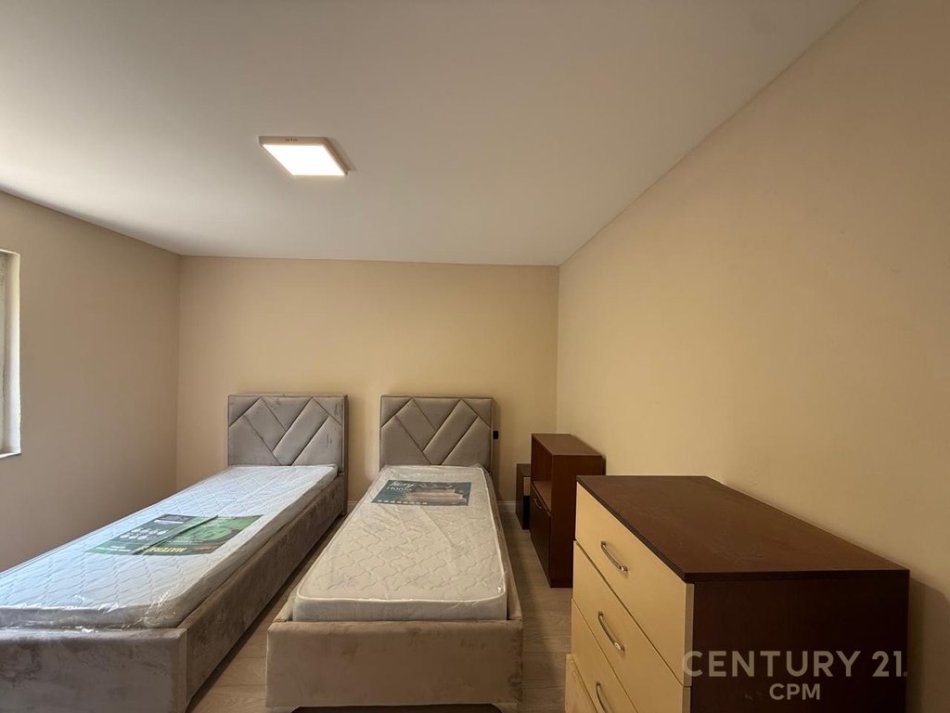 Tirane, jepet me qera apartament 2+1 , 70 m² 470 € (Rr.Kamber Benja)