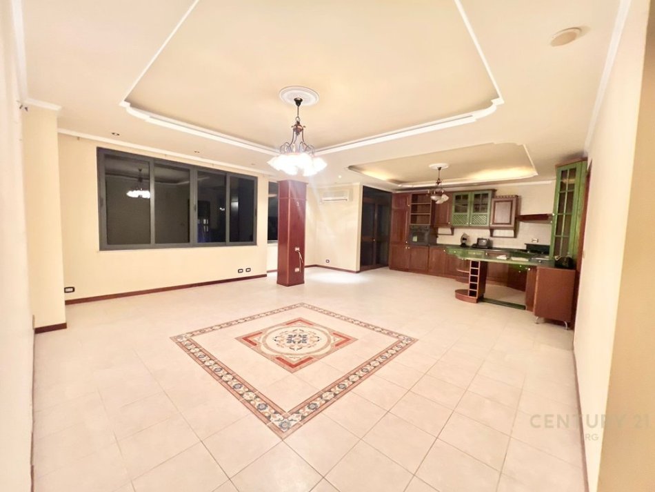Tirane, jepet me qera ambjent biznesi Kati 4, 140 m² 1.300 € (Pallatet Agimi)