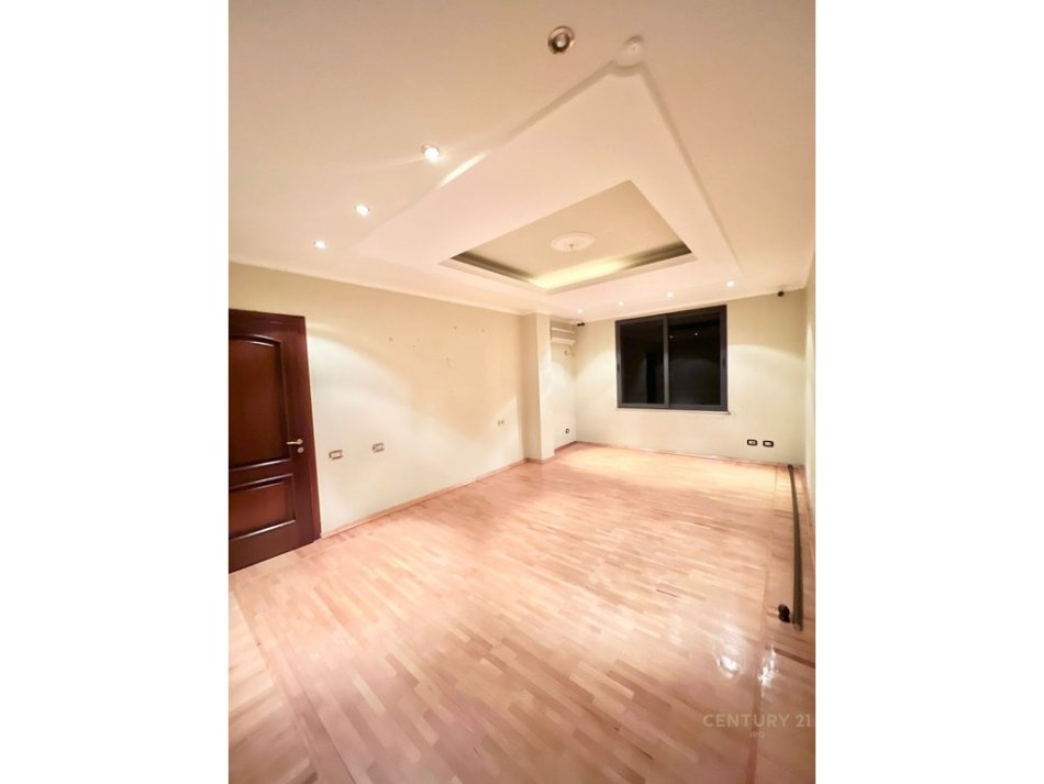 Tirane, jepet me qera ambjent biznesi Kati 4, 140 m² 1.300 € (Pallatet Agimi)