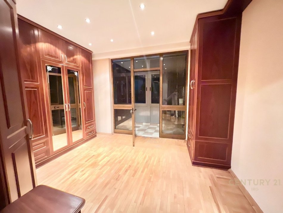 Tirane, jepet me qera ambjent biznesi Kati 4, 140 m² 1.300 € (Pallatet Agimi)