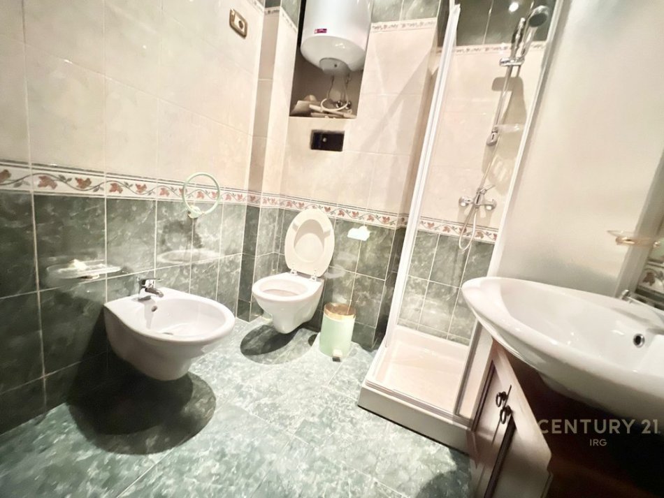 Tirane, jepet me qera ambjent biznesi Kati 4, 140 m² 1.300 € (Pallatet Agimi)