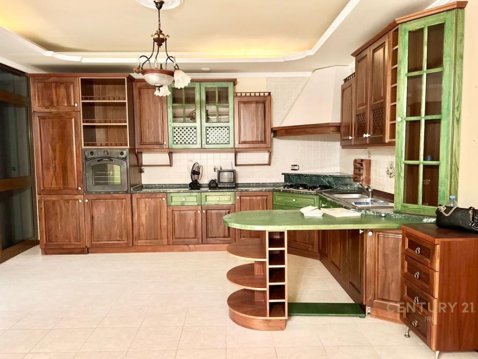 Tirane, jepet me qera ambjent biznesi Kati 4, 140 m² 1.300 € (Pallatet Agimi)