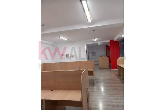 Tirane, jepet me qera zyre Kati 1, 100 m² 1.100 Euro