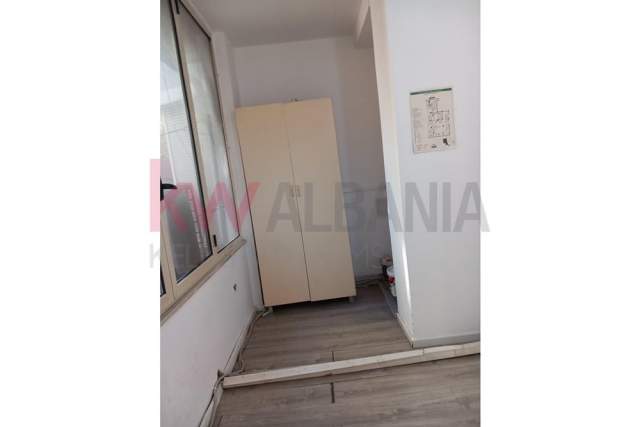 Tirane, jepet me qera zyre Kati 1, 100 m² 1.100 Euro