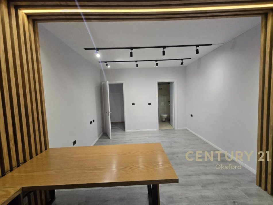 Tirane, jepet me qera zyre Kati 1, 151 m² 1.500 € (Sheshi Italia)