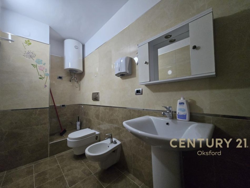 Tirane, jepet me qera zyre Kati 1, 151 m² 1.500 € (Sheshi Italia)