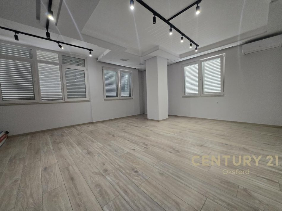 Tirane, jepet me qera zyre Kati 1, 151 m² 1.500 € (Sheshi Italia)