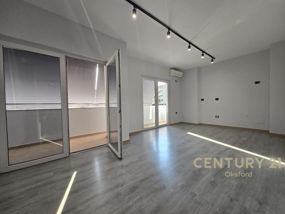 Tirane, jepet me qera zyre Kati 1, 151 m² 1.500 € (Sheshi Italia)