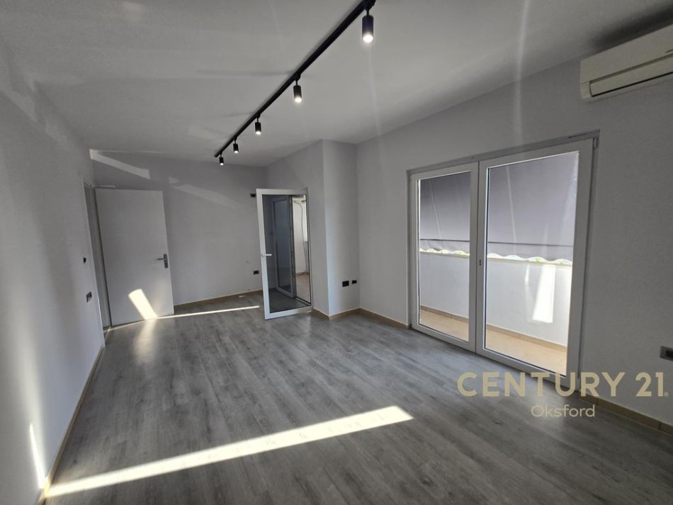 Tirane, jepet me qera zyre Kati 1, 151 m² 1.500 € (Sheshi Italia)