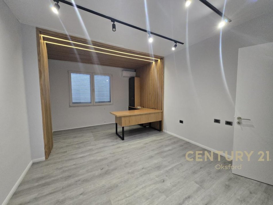 Tirane, jepet me qera zyre Kati 1, 151 m² 1.500 € (Sheshi Italia)