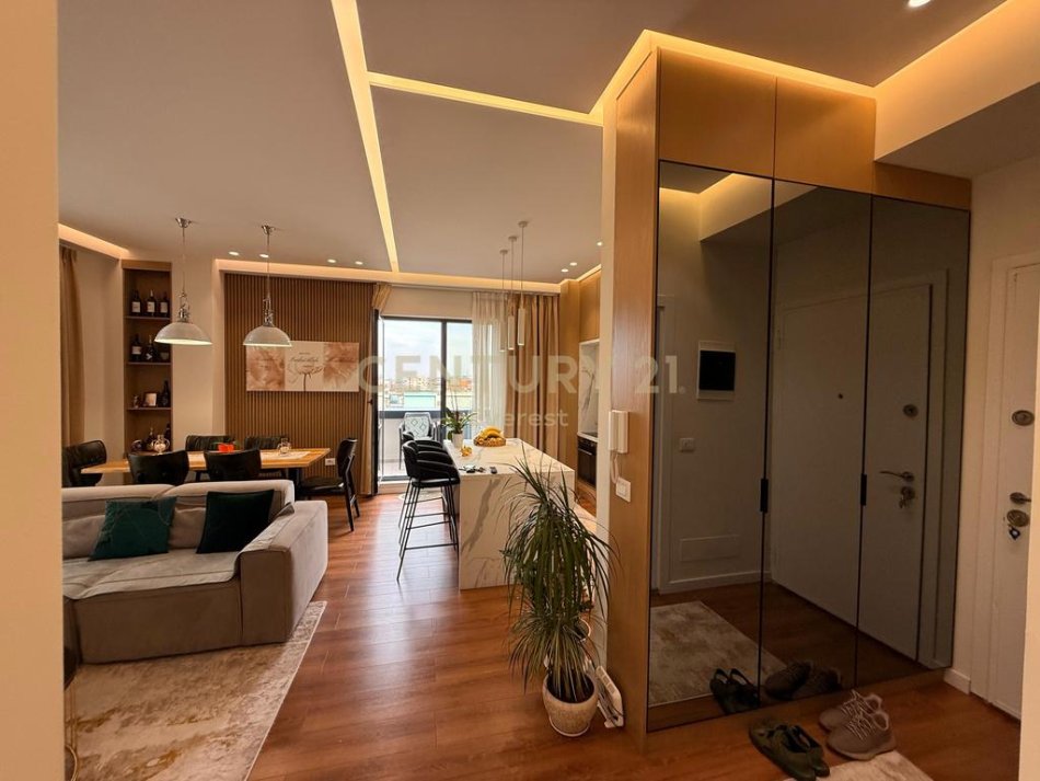 Tirane, shitet apartament 2+1 Kati 8, 132 m² 330.000 € (Shkolla e kuqe)