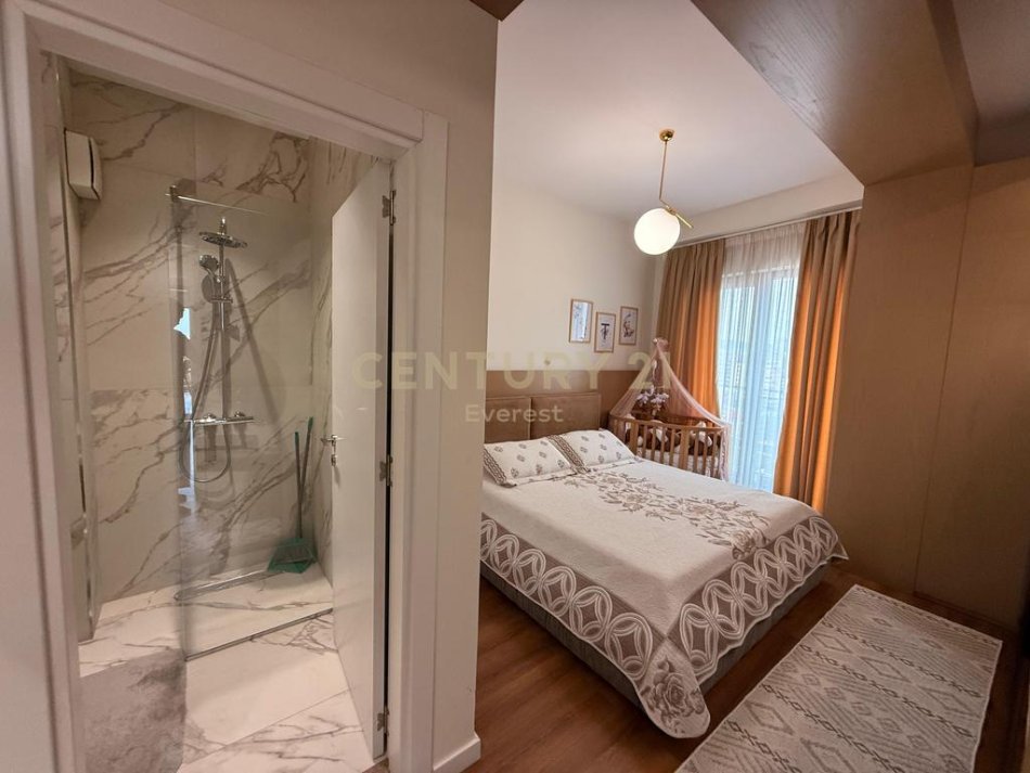 Tirane, shitet apartament 2+1 Kati 8, 132 m² 330.000 € (Shkolla e kuqe)