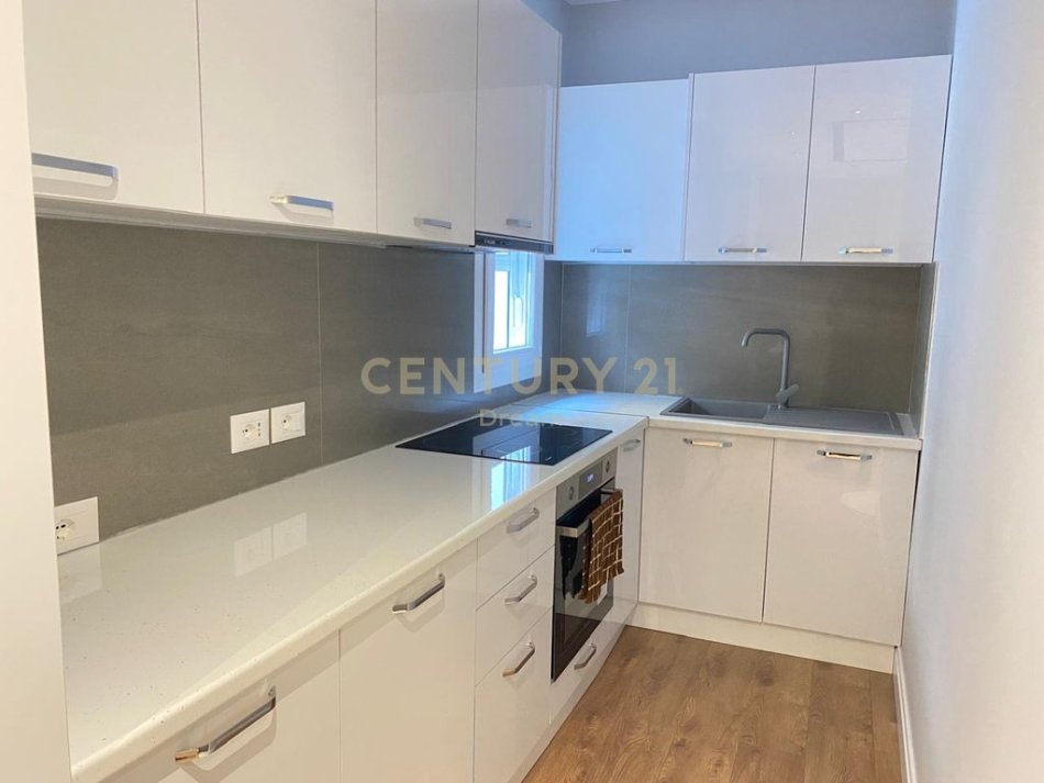 Tirane, jepet me qera apartament 2+1 Kati 2, 85 m² 700 € (Rr.Frosina Plaku)