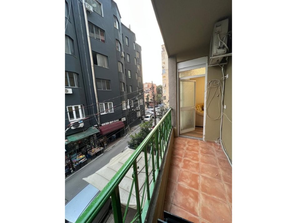 Tirane, jepet me qera apartament 1+1 , 550 € (Pazari i Ri)