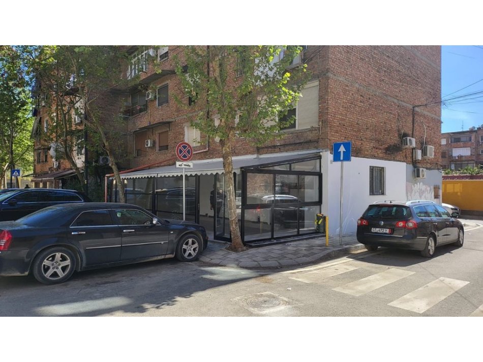 Tirane, jepet me qera ambjent biznesi , 100 m² 800 € (Rr.Kadri Roshi)