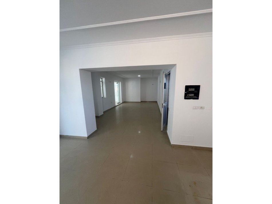 Tirane, jepet me qera ambjent biznesi , 100 m² 800 € (Rr.Kadri Roshi)