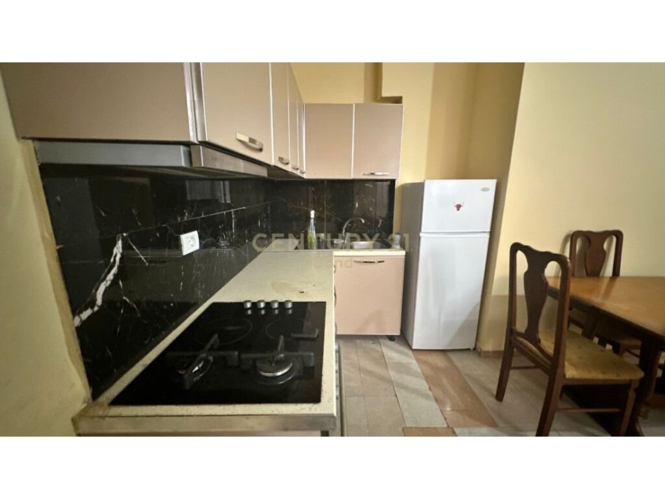 Tirane, jepet me qera apartament 2+1 Kati 1, 50 m² 450 € (Xhamia e Tabakeve)