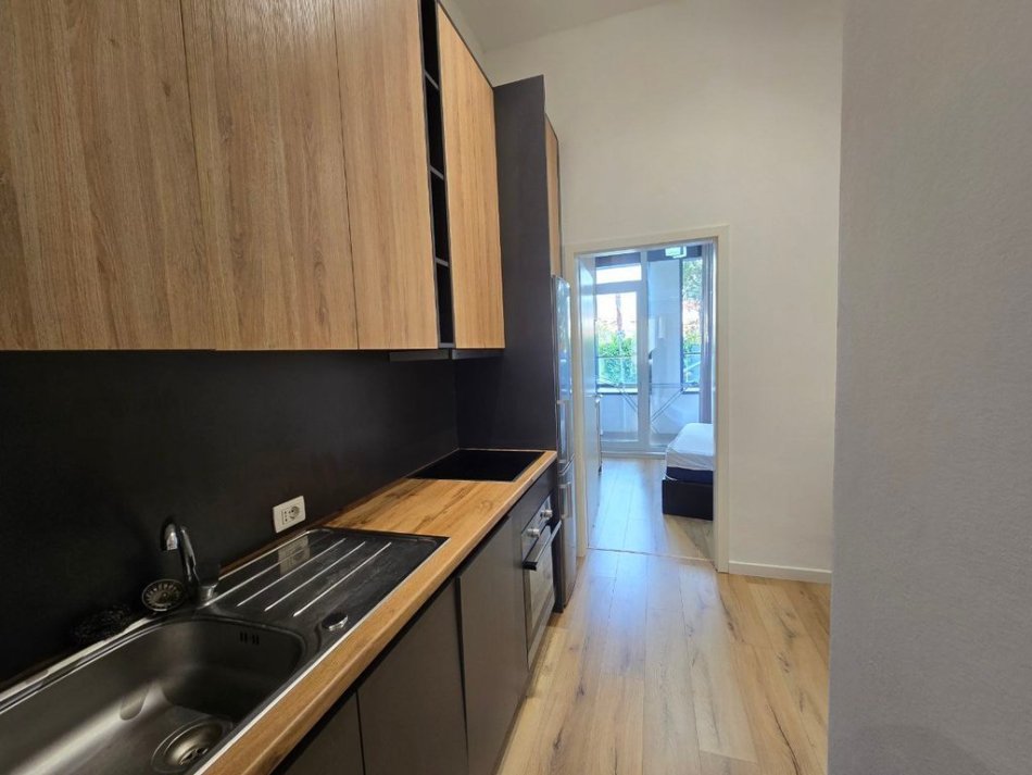 Tirane, jepet me qera apartament 1+1 Kati 0, 71 m² 550 € (Kompeksi Magnet , 21 Dhjetori)