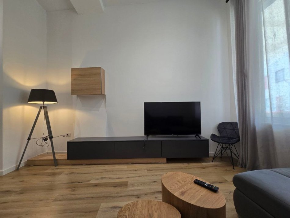 Tirane, jepet me qera apartament 1+1 , 71 m² 550 € 