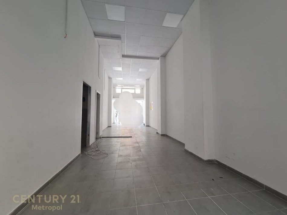 Tirane, jepet me qera ambjent biznesi Kati 0, 65 m² 1.300 € (Tregu Cam)