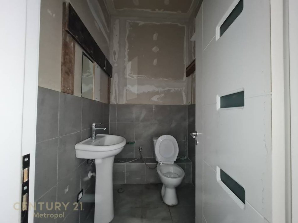 Tirane, jepet me qera ambjent biznesi Kati 0, 65 m² 1.300 € (Tregu Cam)