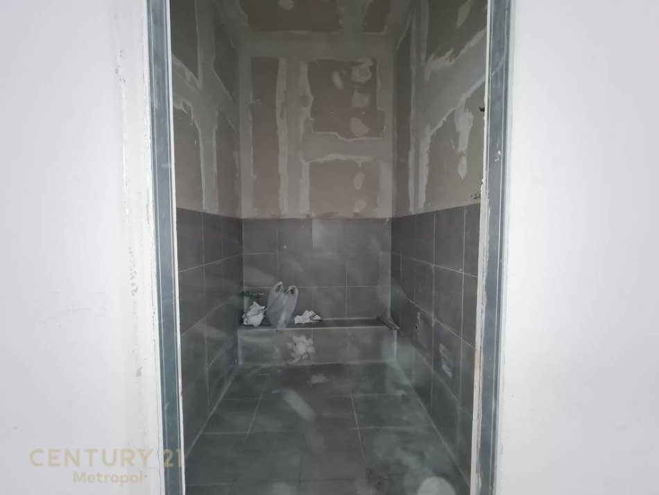 Tirane, jepet me qera ambjent biznesi Kati 0, 65 m² 1.300 € (Tregu Cam)