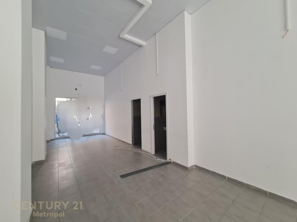 Tirane, jepet me qera ambjent biznesi Kati 0, 65 m² 1.300 € (Tregu Cam)