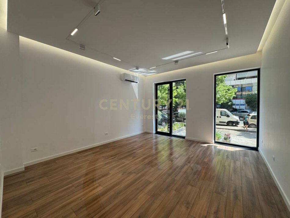 Tirane, jepet me qera ambjent biznesi , 36 m² 800 € (Shefquet Musaraj)