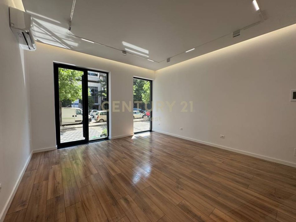 Tirane, jepet me qera ambjent biznesi Kati 0, 36 m² 800 € (Prane Square 21)