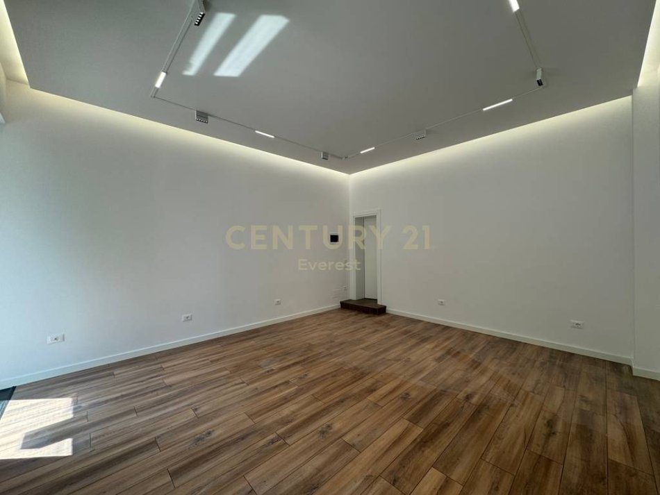 Tirane, jepet me qera ambjent biznesi Kati 0, 36 m² 800 € (Prane Square 21)