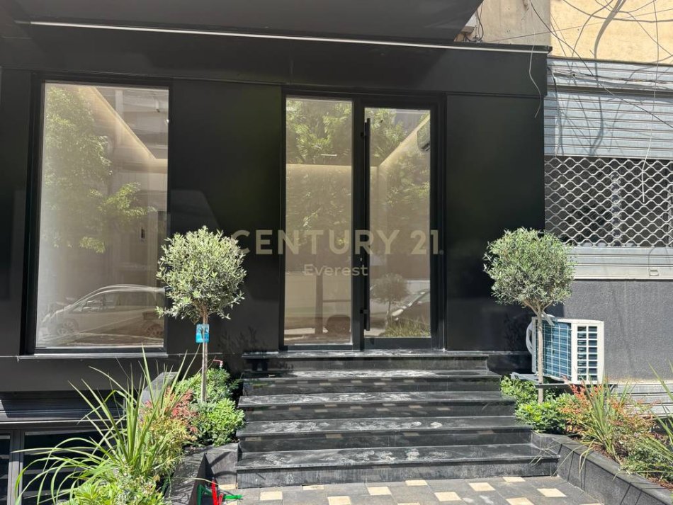Tirane, jepet me qera ambjent biznesi Kati 0, 36 m² 800 € (Prane Square 21)